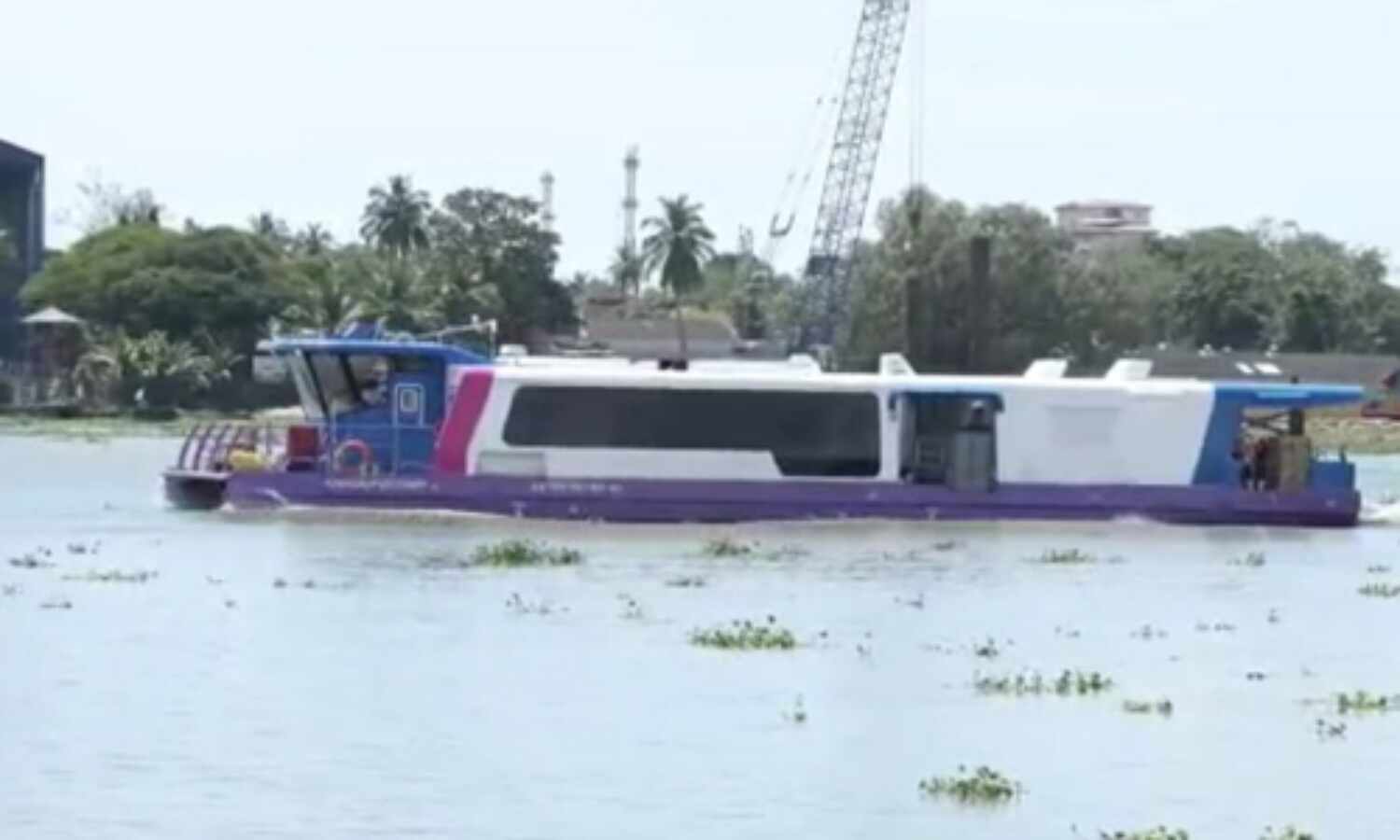 കൊച്ചി വാട്ടര് മെട്രോ: ആദ്യ ബാറ്ററി പവ്വേര്ഡ് ഇലക്ട്രിക് ബോട്ട് മുസ്രിസ് നീറ്റിലിറങ്ങി കൊച്ചി വാട്ടര് മെട്രോ: ആദ്യ ബാറ്ററി പവ്വേര്ഡ് ഇലക്ട്രിക് ബോട്ട് മുസ്രിസ് നീറ്റിലിറങ്ങി