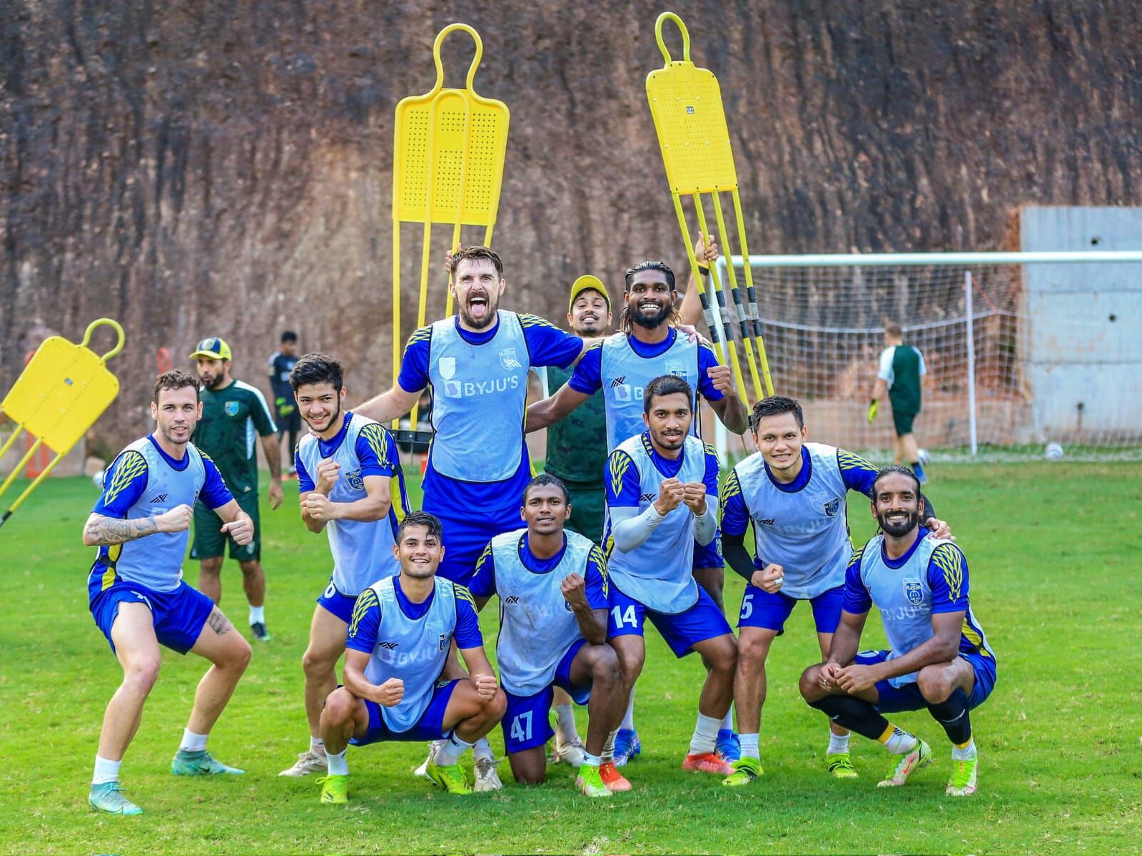 ഐഎസ്എല്; ബ്ലാസ്റ്റേഴ്സിനായി ബിജോയിയും ഗോവയ്ക്കായി നെമിലും ആദ്യ ഇലവനില് ഐഎസ്എല്; ബ്ലാസ്റ്റേഴ്സിനായി ബിജോയിയും ഗോവയ്ക്കായി നെമിലും ആദ്യ ഇലവനില്
