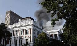 ദക്ഷിണാഫ്രിക്കയിലെ കേപ്ടൗണ്‍ പാര്‍ലമെന്റ് മന്ദിരത്തില്‍ വന്‍ തീപ്പിടിത്തം