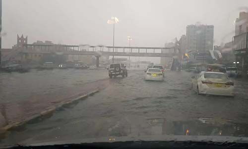 കുവൈത്തില് കനത്ത മഴ; റോഡുകള് വെള്ളത്തിലായി കുവൈത്തില് കനത്ത മഴ; റോഡുകള് വെള്ളത്തിലായി