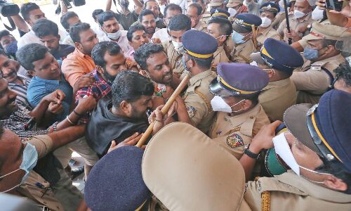 പോലിസ് ക്രൂരത :യൂത്ത് കോൺഗ്രസ് റെയിൽവേ പോലിസ് സ്റ്റേഷൻ മാർച്ച്