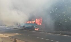 കണ്ണൂരില് ഓടിക്കൊണ്ടിരുന്ന ബസ് കത്തിനശിച്ചു കണ്ണൂരില് ഓടിക്കൊണ്ടിരുന്ന ബസ് കത്തിനശിച്ചു