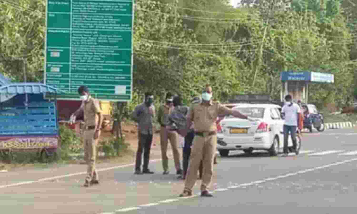 ഒമിക്രോണ് വ്യാപിക്കുന്നു; വാളയാര് അതിര്ത്തിയില് തമിഴ്നാട് വീണ്ടും പരിശോധന തുടങ്ങി ഒമിക്രോണ് വ്യാപിക്കുന്നു; വാളയാര് അതിര്ത്തിയില് തമിഴ്നാട് വീണ്ടും പരിശോധന തുടങ്ങി