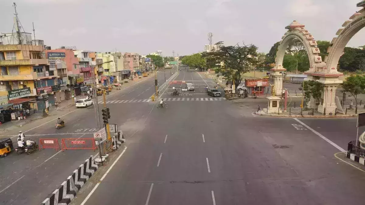 കൊവിഡ് വ്യാപനം: നിയന്ത്രണങ്ങള് കടുപ്പിച്ച് തമിഴ്നാട്; സ്കൂളുകള് നാളെ മുതല് അടച്ചിടും, രാത്രി കര്ഫ്യൂ കൊവിഡ് വ്യാപനം: നിയന്ത്രണങ്ങള് കടുപ്പിച്ച് തമിഴ്നാട്; സ്കൂളുകള് നാളെ മുതല് അടച്ചിടും, രാത്രി കര്ഫ്യൂ