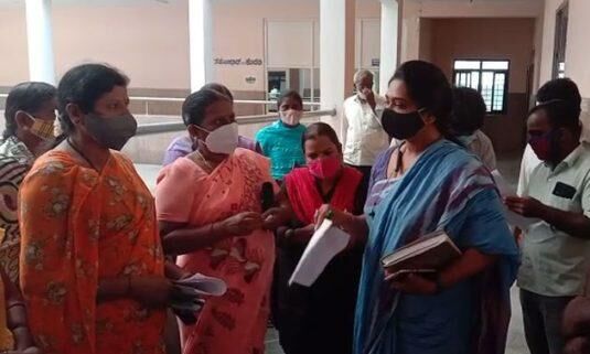 സ്‌കൂളിലേക്ക് മൊബൈല്‍ കൊണ്ടുവന്നതിന് മൈസൂരുവില്‍ വിദ്യാര്‍ഥിനിയെ വിവസ്ത്രയാക്കി; പ്രധാനാധ്യാപികയ്ക്ക് സസ്‌പെന്‍ഷന്‍