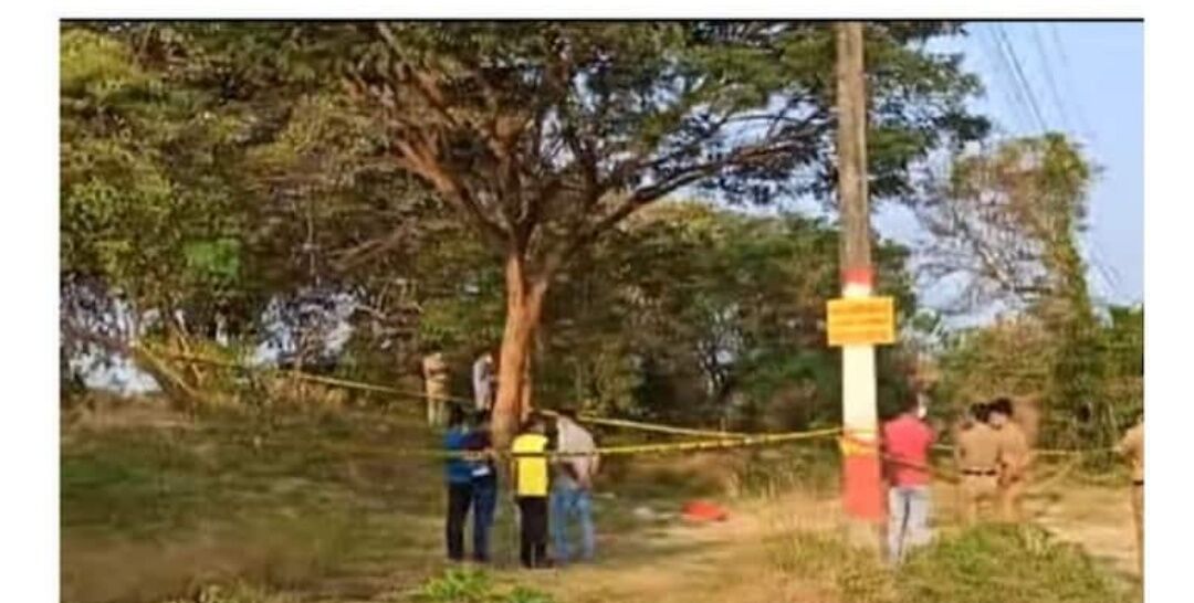 പാലക്കാട് റോഡരികില് കഴുത്തറുത്ത നിലയില് സ്ത്രീയുടെ മൃതദേഹം; സമീപത്ത് മദ്യക്കുപ്പിയും വെട്ടുകത്തിയും പാലക്കാട് റോഡരികില് കഴുത്തറുത്ത നിലയില് സ്ത്രീയുടെ മൃതദേഹം; സമീപത്ത് മദ്യക്കുപ്പിയും വെട്ടുകത്തിയും