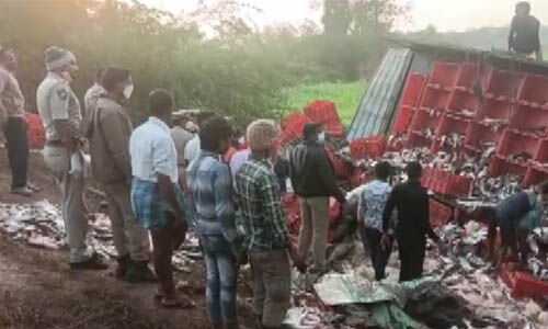ആന്ധ്രയില് മീനുമായി വന്ന ട്രക്ക് മറിഞ്ഞു; നാല് മരണം ആന്ധ്രയില് മീനുമായി വന്ന ട്രക്ക് മറിഞ്ഞു; നാല് മരണം