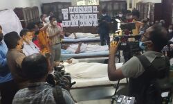 ജനാഭിമുഖ കുര്ബ്ബാന തുടരാന് അനുവദിക്കണം; എറണാകുളം-അങ്കമാലി അതിരൂപതയിലെ വൈദികരുടെയും വിശ്വാസികളുടെയും നിരാഹാര സമരം നാലാം ദിവസവും തുടരുന്നു ജനാഭിമുഖ കുര്ബ്ബാന തുടരാന് അനുവദിക്കണം; എറണാകുളം-അങ്കമാലി അതിരൂപതയിലെ വൈദികരുടെയും വിശ്വാസികളുടെയും നിരാഹാര സമരം നാലാം ദിവസവും തുടരുന്നു