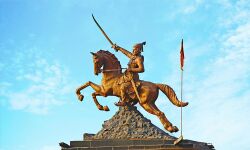 പൊതുസ്ഥലം കയ്യേറി ശിവജി പ്രതിമ സ്ഥാപിച്ച് മഹാരാഷ്ട്ര എംഎല്‍എ; പോലിസ് നീക്കം ചെയ്തു