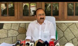 മുഖ്യമന്ത്രിയും പാര്ട്ടി സെക്രട്ടറിയും വര്ഗീയത പറയാന് മല്സരിക്കുന്നു, കോടിയേരി ബാലകൃഷ്ണന് കോണ്ഗ്രസിനോട് മാപ്പ് പറയണമെന്ന് പ്രതിപക്ഷ നേതാവ് മുഖ്യമന്ത്രിയും പാര്ട്ടി സെക്രട്ടറിയും വര്ഗീയത പറയാന് മല്സരിക്കുന്നു, കോടിയേരി ബാലകൃഷ്ണന് കോണ്ഗ്രസിനോട് മാപ്പ് പറയണമെന്ന് പ്രതിപക്ഷ നേതാവ്