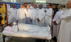 ജനാഭിമുഖ കുര്ബാന തുടരാന് അനുവദിക്കണം: വൈദികരുടെയും വിശ്വാസികളുടെയും നിരാഹാരസമരം തുടരുന്നു; ഇടവകകളിലേക്കും സമരം വ്യാപിപ്പിക്കുമെന്ന്അല്മായ മുന്നേറ്റം ജനാഭിമുഖ കുര്ബാന തുടരാന് അനുവദിക്കണം: വൈദികരുടെയും വിശ്വാസികളുടെയും നിരാഹാരസമരം തുടരുന്നു; ഇടവകകളിലേക്കും സമരം വ്യാപിപ്പിക്കുമെന്ന്അല്മായ മുന്നേറ്റം