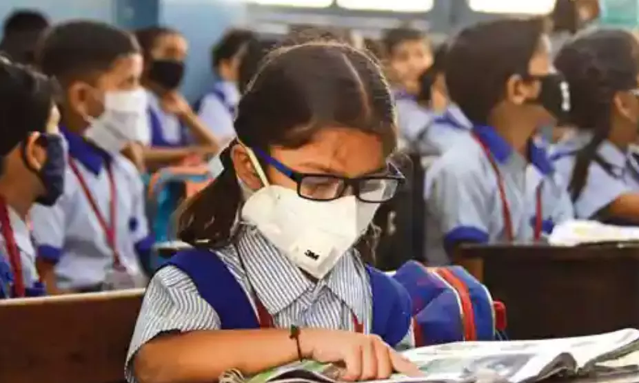 1 മുതല് 9 വരെ രണ്ടാഴ്ചത്തേക്ക് ഓണ്ലൈന് ക്ലാസ്; 10 മുതല് 12വരെ വെള്ളിയാഴ്ച മുതല് ഓഫ്ലൈന്, ക്ലസ്റ്റര് രൂപപ്പെട്ടാല് സ്കൂള് അടച്ചിടും; സ്കൂള് മാര്ഗരേഖ പുറത്തിറക്കി 1 മുതല് 9 വരെ രണ്ടാഴ്ചത്തേക്ക് ഓണ്ലൈന് ക്ലാസ്; 10 മുതല് 12വരെ വെള്ളിയാഴ്ച മുതല് ഓഫ്ലൈന്, ക്ലസ്റ്റര് രൂപപ്പെട്ടാല് സ്കൂള് അടച്ചിടും; സ്കൂള് മാര്ഗരേഖ പുറത്തിറക്കി