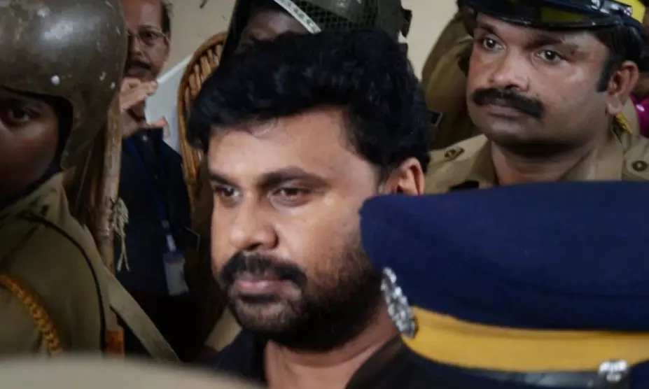 ദിലീപിനെ ചോദ്യം ചെയ്യാന് ക്രൈംബ്രാഞ്ചിന് അനുമതി നല്കി; വ്യാഴാഴ്ചവരെ അറസ്റ്റിന് ഹൈക്കോടതിയുടെ വിലക്ക് ദിലീപിനെ ചോദ്യം ചെയ്യാന് ക്രൈംബ്രാഞ്ചിന് അനുമതി നല്കി; വ്യാഴാഴ്ചവരെ അറസ്റ്റിന് ഹൈക്കോടതിയുടെ വിലക്ക്