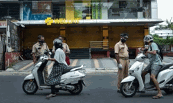 ഇന്ന് കടുത്ത നിയന്ത്രണങ്ങള്; അവശ്യ സര്വീസുകള് മാത്രം ഇന്ന് കടുത്ത നിയന്ത്രണങ്ങള്; അവശ്യ സര്വീസുകള് മാത്രം