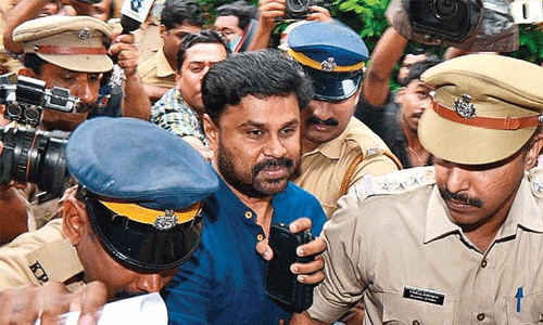 നടന് ദിലീപിനെ ചോദ്യം ചെയ്യാന് കോടതി അനുവദിച്ച സമയം ഇന്ന് അവസാനിക്കും നടന് ദിലീപിനെ ചോദ്യം ചെയ്യാന് കോടതി അനുവദിച്ച സമയം ഇന്ന് അവസാനിക്കും