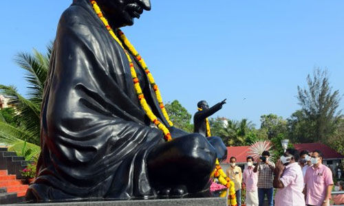 റിപബ്ലിക് ദിനാഘോഷം; നിയമസഭാസമുച്ചയത്തില്‍ പുഷ്പാര്‍ച്ചന നടത്തി