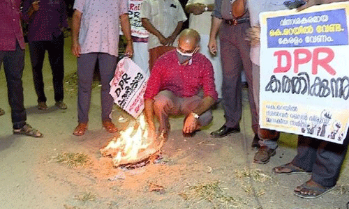 സില്വര് ലൈന് പദ്ധതിക്കെതിരേ ഡിപിആര് കത്തിച്ച് പ്രതിക്ഷേധം സില്വര് ലൈന് പദ്ധതിക്കെതിരേ ഡിപിആര് കത്തിച്ച് പ്രതിക്ഷേധം
