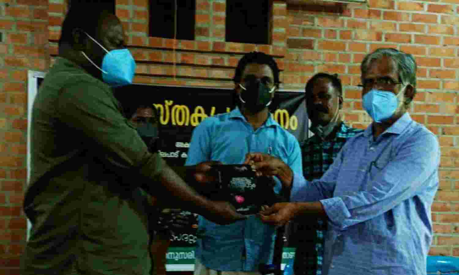 ഹരിചന്ദ്രയുടെ കവിതാ സമാഹാരം പ്രകാശനം ചെയ്തു ഹരിചന്ദ്രയുടെ കവിതാ സമാഹാരം പ്രകാശനം ചെയ്തു