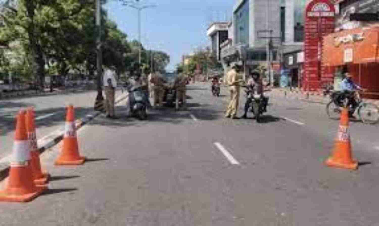സംസ്ഥാനത്ത് നാളെയും ലോക്ഡൗണിന് സമാനമായ നിയന്ത്രണങ്ങള് സംസ്ഥാനത്ത് നാളെയും ലോക്ഡൗണിന് സമാനമായ നിയന്ത്രണങ്ങള്