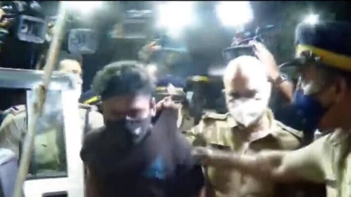 സുരക്ഷാ വീഴ്ച റിപോര്‍ട്ട് ചെയ്യരുത്; ചേവായൂര്‍ പോലിസ് സ്‌റ്റേഷന് മുന്നില്‍ വനിതാ മാധ്യമപ്രവര്‍ത്തകര്‍ക്ക് നേരെ കൈയ്യേറ്റം