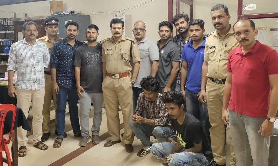 കോഴിക്കോട് നഗരത്തില് എക്സൈസിന്റെ മയക്കുമരുന്ന് വേട്ട; മൂന്നു ലക്ഷത്തോളം രൂപ വിലവരുന്ന എംഡിഎംഎ പിടികൂടി കോഴിക്കോട് നഗരത്തില് എക്സൈസിന്റെ മയക്കുമരുന്ന് വേട്ട; മൂന്നു ലക്ഷത്തോളം രൂപ വിലവരുന്ന എംഡിഎംഎ പിടികൂടി