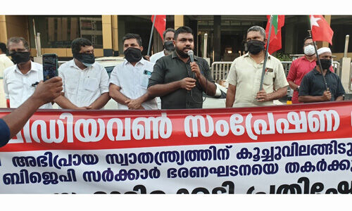 മീഡിയ വണ് സംപ്രേഷണ വിലക്ക്: എസ്ഡിപിഐ വായ് മൂടിക്കെട്ടി പ്രതിഷേധം സംഘടിപ്പിച്ചു മീഡിയ വണ് സംപ്രേഷണ വിലക്ക്: എസ്ഡിപിഐ വായ് മൂടിക്കെട്ടി പ്രതിഷേധം സംഘടിപ്പിച്ചു
