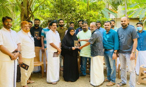 ബഹ്റൈന് പ്രവാസി രചിച്ച ചൂട്ടുകറ്റ എന്ന കവിതാസമാഹാരം പ്രകാശനം ചെയ്തു ബഹ്റൈന് പ്രവാസി രചിച്ച ചൂട്ടുകറ്റ എന്ന കവിതാസമാഹാരം പ്രകാശനം ചെയ്തു