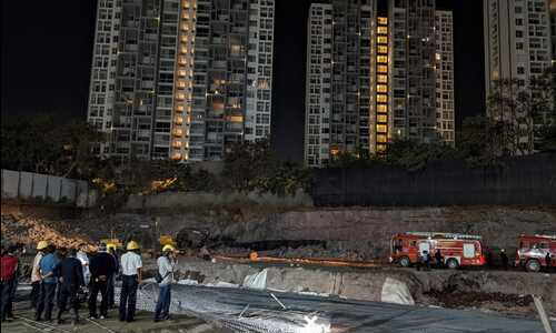 നിര്മാണത്തിലിരിക്കുന്ന കെട്ടിടം തകര്ന്ന് പൂനെയില് 6 മരണം നിര്മാണത്തിലിരിക്കുന്ന കെട്ടിടം തകര്ന്ന് പൂനെയില് 6 മരണം
