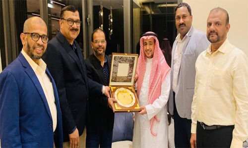 ജീവകാരുണ്യപ്രവര്ത്തകനും നഹ്ദി ഗ്രൂപ്പ് മേധാവിയുമായ ശൈഖ് അബ്ദുല്ല ആമിര് അല്നഹ്ദിയെ ജി ജി ഐ ആദരിച്ചു ജീവകാരുണ്യപ്രവര്ത്തകനും നഹ്ദി ഗ്രൂപ്പ് മേധാവിയുമായ ശൈഖ് അബ്ദുല്ല ആമിര് അല്നഹ്ദിയെ ജി ജി ഐ ആദരിച്ചു