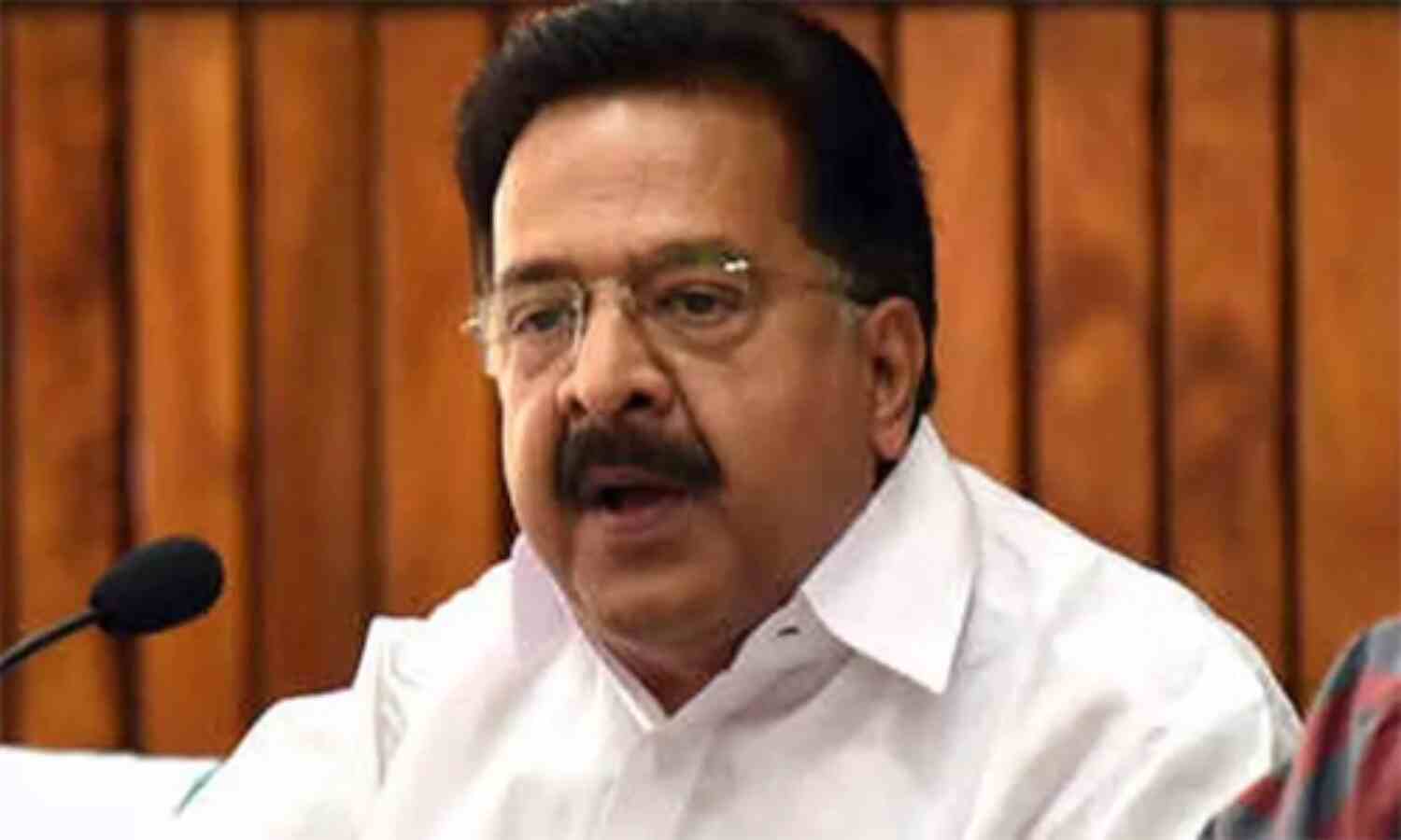 സ്വര്ണക്കടത്ത് കേസില് പുനരന്വേഷണം വേണം,ശിവശങ്കറെ സര്വീസില് നിന്ന് സസ്പെന്ഡ് ചെയ്യണം: ചെന്നിത്തല സ്വര്ണക്കടത്ത് കേസില് പുനരന്വേഷണം വേണം,ശിവശങ്കറെ സര്വീസില് നിന്ന് സസ്പെന്ഡ് ചെയ്യണം: ചെന്നിത്തല