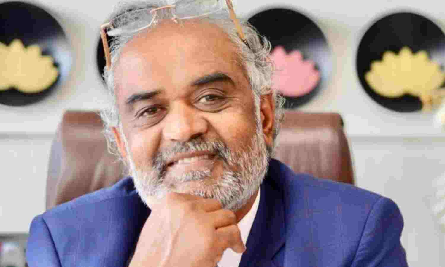 കുടുംബം സമ്മാനമായി നല്കിയ 50കോടിയുടെ ഹെലികോപ്റ്റര് നാട്ടുകാര്ക്ക് നല്കി പത്മശ്രീ പുരസ്കാര ജേതാവ് കുടുംബം സമ്മാനമായി നല്കിയ 50കോടിയുടെ ഹെലികോപ്റ്റര് നാട്ടുകാര്ക്ക് നല്കി പത്മശ്രീ പുരസ്കാര ജേതാവ്