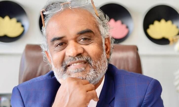 കുടുംബം സമ്മാനമായി നല്കിയ 50കോടിയുടെ ഹെലികോപ്റ്റര് നാട്ടുകാര്ക്ക് നല്കി പത്മശ്രീ പുരസ്കാര ജേതാവ് കുടുംബം സമ്മാനമായി നല്കിയ 50കോടിയുടെ ഹെലികോപ്റ്റര് നാട്ടുകാര്ക്ക് നല്കി പത്മശ്രീ പുരസ്കാര ജേതാവ്