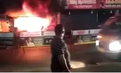 കോഴിക്കോട് കുറ്റ്യാടിയില്‍ വന്‍ തീപ്പിടിത്തം; മൂന്നു കടകള്‍ കത്തി നശിച്ചു, ലക്ഷങ്ങളുടെ നഷ്ടം