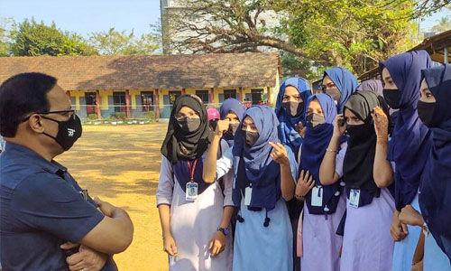 ക്ലാസ് മുറിയിലെ ഹിജാബ് നിരോധനം മൗലികാവകാശ ലംഘനമല്ലെന്ന്: സ്‌കൂളുകളിലെ ഹിജാബ് നിരോധനം ശരിവച്ച് കര്‍ണാടക സര്‍ക്കാര്‍