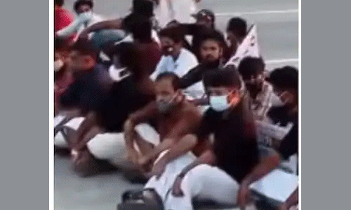 റോഡ് നിര്മാണം പൂര്ത്തിയാകാതെ ടോള് പിരിക്കാനുള്ള നീക്കത്തിനെതിരെ സമരവുമായി ഡിവൈഎഫ്ഐ റോഡ് നിര്മാണം പൂര്ത്തിയാകാതെ ടോള് പിരിക്കാനുള്ള നീക്കത്തിനെതിരെ സമരവുമായി ഡിവൈഎഫ്ഐ