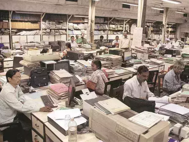 വര്ക്ക് ഫ്രം ഹോം ഒഴിവാക്കി; എല്ലാ കേന്ദ്രസര്ക്കാര് ജീവനക്കാരും നാളെ മുതല് ഓഫിസില് ഹാജരാവണം വര്ക്ക് ഫ്രം ഹോം ഒഴിവാക്കി; എല്ലാ കേന്ദ്രസര്ക്കാര് ജീവനക്കാരും നാളെ മുതല് ഓഫിസില് ഹാജരാവണം
