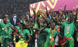 സെനഗലിനെ തോളിലേറ്റി സാദിയോ മാനെ; കന്നി ആഫ്‌ക്കോണ്‍ കിരീടം; ഷൂട്ടൗട്ടില്‍ ഈജിപ്ത് വീണു