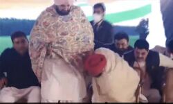 സിദ്ദുവിന്റെ പാദം നമസ്കരിച്ച് അനുഗ്രഹം തേടി ചന്നി; നാടകീയ രംഗങ്ങള്ക്ക് സാക്ഷിയായി കോണ്ഗ്രസ് സമ്മേളനം സിദ്ദുവിന്റെ പാദം നമസ്കരിച്ച് അനുഗ്രഹം തേടി ചന്നി; നാടകീയ രംഗങ്ങള്ക്ക് സാക്ഷിയായി കോണ്ഗ്രസ് സമ്മേളനം