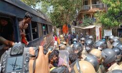 എംബിഎ വിദ്യാര്‍ഥിനിയോട് ഉദ്യോഗസ്ഥ കൈക്കൂലി വാങ്ങിയ സംഭവം;എംജി സര്‍വകലാശാലയിലേക്ക് എബിവിപി പ്രവര്‍ത്തകര്‍ നടത്തിയ മാര്‍ച്ചില്‍ സംഘര്‍ഷം