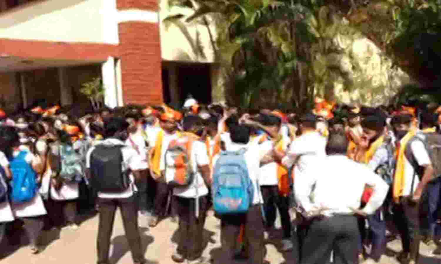കര്ണാടയിലെ ഹിജാബ് നിരോധനം: ഹരജി ഇന്ന് ഹൈക്കോടതിയില്; സ്കൂളുകള്ക്കുമുന്നില് സംഘര്ഷാവസ്ഥ കര്ണാടയിലെ ഹിജാബ് നിരോധനം: ഹരജി ഇന്ന് ഹൈക്കോടതിയില്; സ്കൂളുകള്ക്കുമുന്നില് സംഘര്ഷാവസ്ഥ