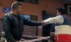 അസമില്‍ പോലിസുകാര്‍ ഹെല്‍മെറ്റ് വയ്ക്കാത്തത് ചോദ്യം ചെയ്ത മാധ്യമപ്രവര്‍ത്തകന് കടുത്ത മര്‍ദ്ദനം; വീഡിയോ വൈറല്‍