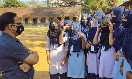 ഹിജാബ് നിരോധനം: കര്ണാടകയില് വിദ്യാഭ്യാസ സ്ഥാപനങ്ങള് ഘട്ടം ഘട്ടമായി തുറക്കും; ഒന്ന് മുതല് 10 വരെ ക്ലാസുകള് തിങ്കളാഴ്ച മുതല് ഹിജാബ് നിരോധനം: കര്ണാടകയില് വിദ്യാഭ്യാസ സ്ഥാപനങ്ങള് ഘട്ടം ഘട്ടമായി തുറക്കും; ഒന്ന് മുതല് 10 വരെ ക്ലാസുകള് തിങ്കളാഴ്ച മുതല്