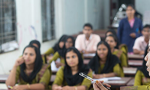 ബിഎഡ് വിദ്യാര്ത്ഥികള്ക്ക് ഇനി മുതല് സാരി നിര്ബന്ധിത വസ്ത്രമല്ല ബിഎഡ് വിദ്യാര്ത്ഥികള്ക്ക് ഇനി മുതല് സാരി നിര്ബന്ധിത വസ്ത്രമല്ല