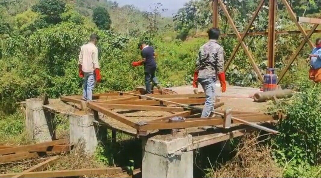 ഓംബുഡ്സ്മാന് ഉത്തരവ്: പി വി അന്വറിന്റെ അനധികൃത നിര്മാണങ്ങള് പൊളിച്ചുതുടങ്ങി ഓംബുഡ്സ്മാന് ഉത്തരവ്: പി വി അന്വറിന്റെ അനധികൃത നിര്മാണങ്ങള് പൊളിച്ചുതുടങ്ങി