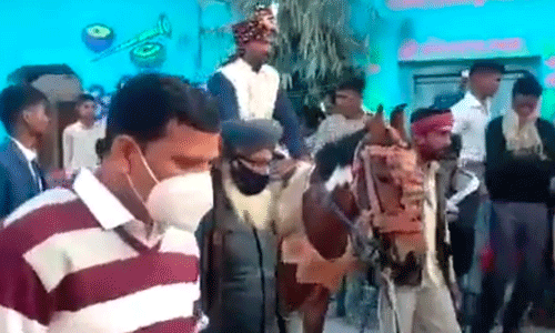 വിവാഹ ദിനത്തില്‍ കുതിരപ്പുറത്ത് യാത്ര ചെയ്ത ദലിത് പോലിസുകാരനെ സവര്‍ണര്‍ തടഞ്ഞു(വീഡിയോ)