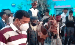 വിവാഹ ദിനത്തില്‍ കുതിരപ്പുറത്ത് യാത്ര ചെയ്ത ദലിത് പോലിസുകാരനെ സവര്‍ണര്‍ തടഞ്ഞു(വീഡിയോ)