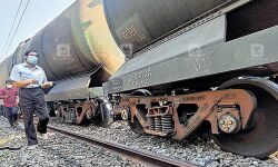 ചരക്ക് ട്രെയിന്‍ പാളം തെറ്റിയ സംഭവം; ഇന്ന് രാവിലെ മുതല്‍ ഓടേണ്ട മൂന്ന് ട്രെയിനുകള്‍ റദ്ദാക്കി