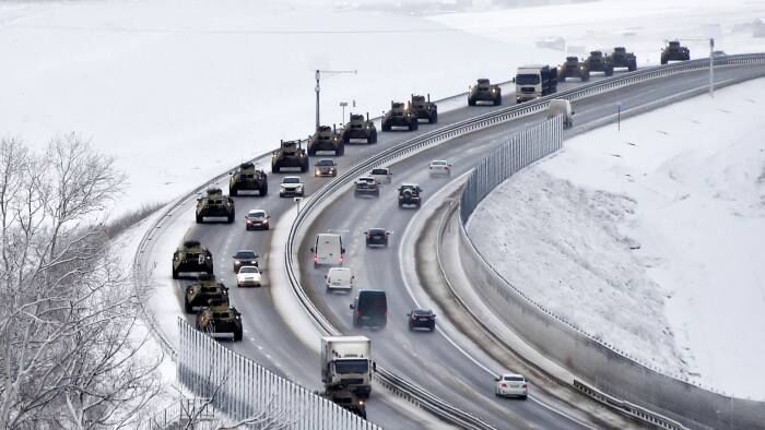 ചൊവ്വാഴ്ച്ച ഉക്രൈൻ അതിർത്തിയിലേക്ക് നീങ്ങുന്ന റഷ്യൻ ടാങ്കറുകൾ 