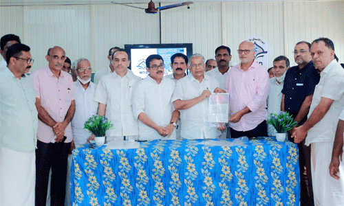 സിഎച്ച് കെയര് ഫൗണ്ടേഷന് ഡയാലിസിസ് സെന്റര്: മുണ്ടത്തോട് മുഹമ്മദ് സൗജന്യമായി നല്കുന്ന ഭൂമിയുടെ രേഖകള് കൈമാറി സിഎച്ച് കെയര് ഫൗണ്ടേഷന് ഡയാലിസിസ് സെന്റര്: മുണ്ടത്തോട് മുഹമ്മദ് സൗജന്യമായി നല്കുന്ന ഭൂമിയുടെ രേഖകള് കൈമാറി