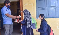 കുരിശിനും പൊട്ടിനും തലപ്പാവിനും നിരോധനമില്ലാത്തതെന്താണ്?; കര്‍ണാടക ഹൈക്കോടതിയില്‍ ചോദ്യങ്ങളുമായി വിദ്യാര്‍ത്ഥിനികളുടെ അഭിഭാഷകന്‍